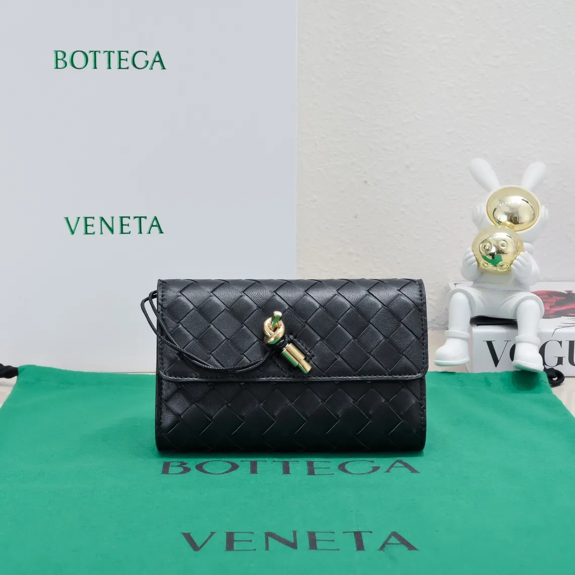 Batch 1160 BV Andiamo clutch wallet is super high-end🤎🤎How come the long clutch bag is so exquisite~ The braided style bag surface paired with all-copper hardware is really warm and high-end. The bag body is super light and can be grabbed easily! It can store a lot of small items and large mobile phones ~ very practical for daily use. Style number: 1504 Size: 19*11.5*3